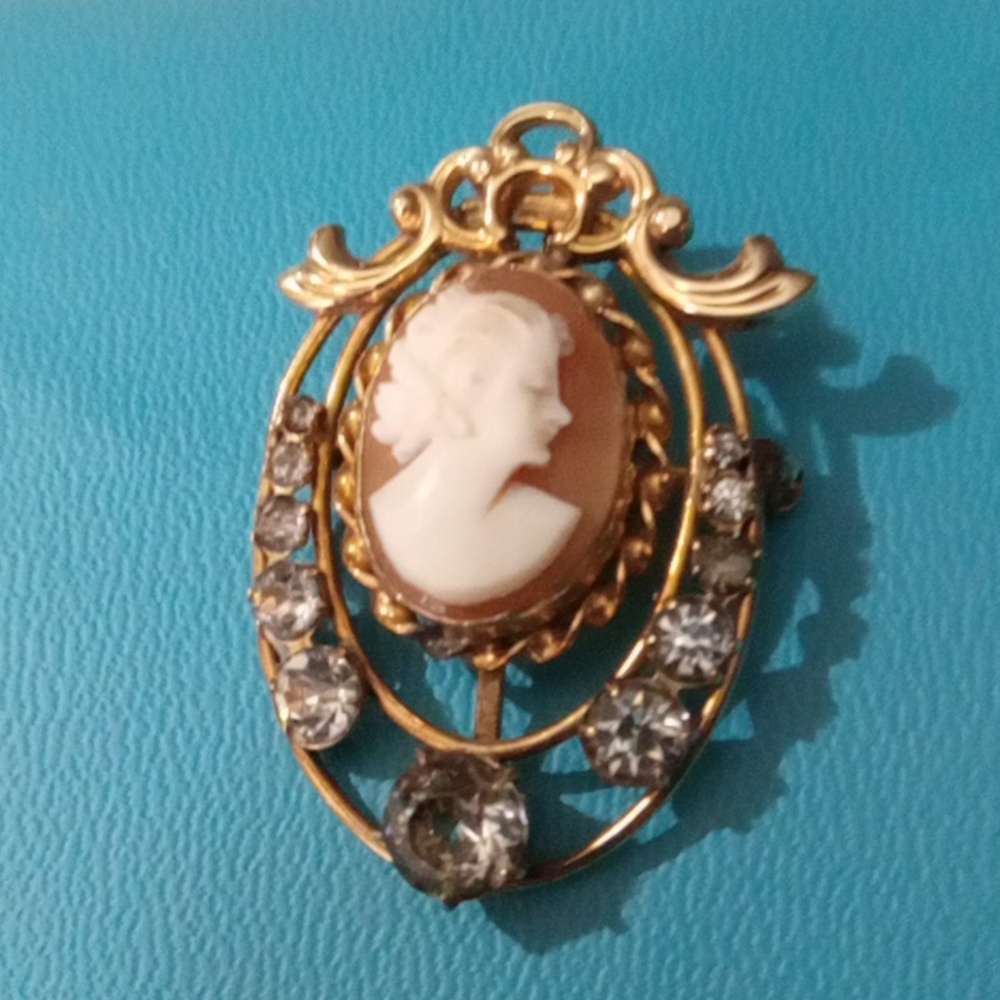 VTG Carl ART  Gold and White Shell Cameo Brooch